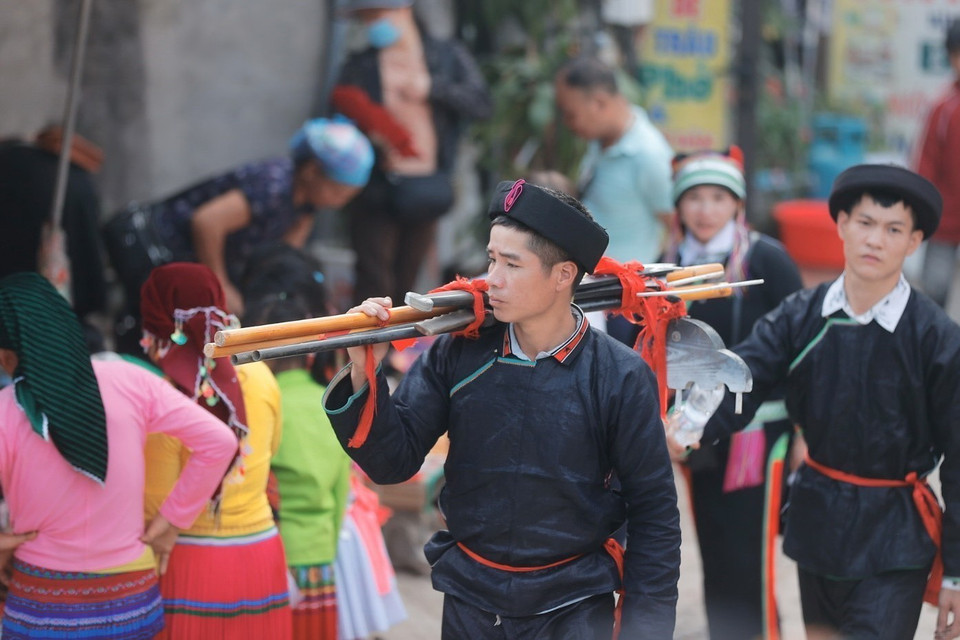 Cứ vào ngày 27/3 Âm lịch hằng năm, những chàng trai dân tộc nơi đây khoác trên mình những bộ trang phục đẹp nhất để cùng đến với chợ Phong lưu Khau Vai. (Ảnh: Minh Quyết/TTXVN)