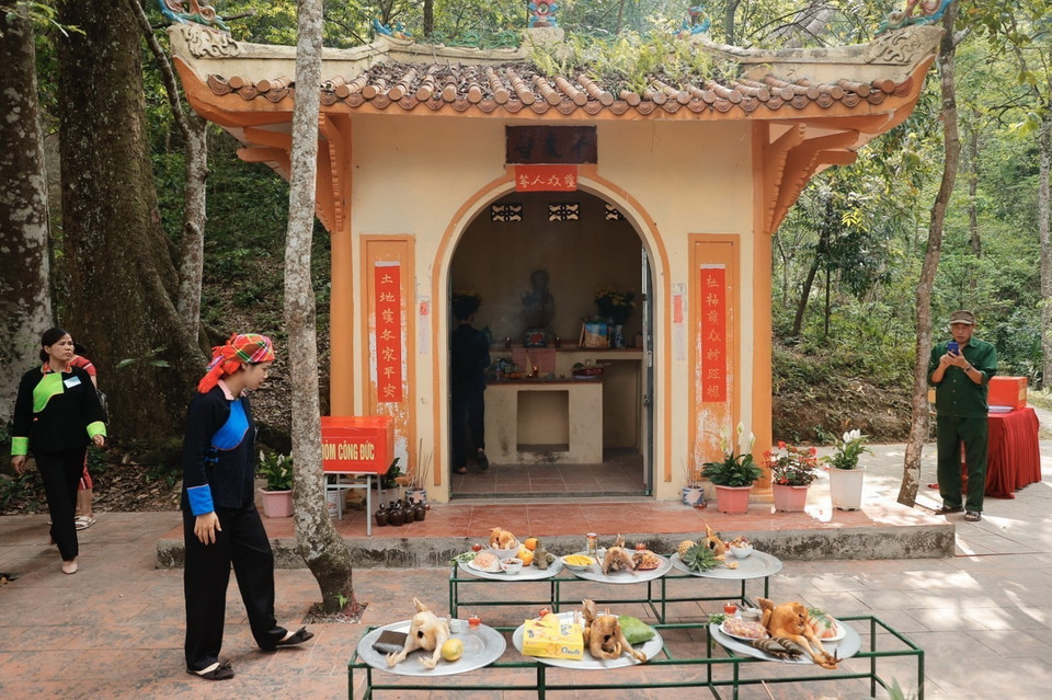 Dâng lễ tại miếu Bà. (Ảnh: Minh Quyết/TTXVN)