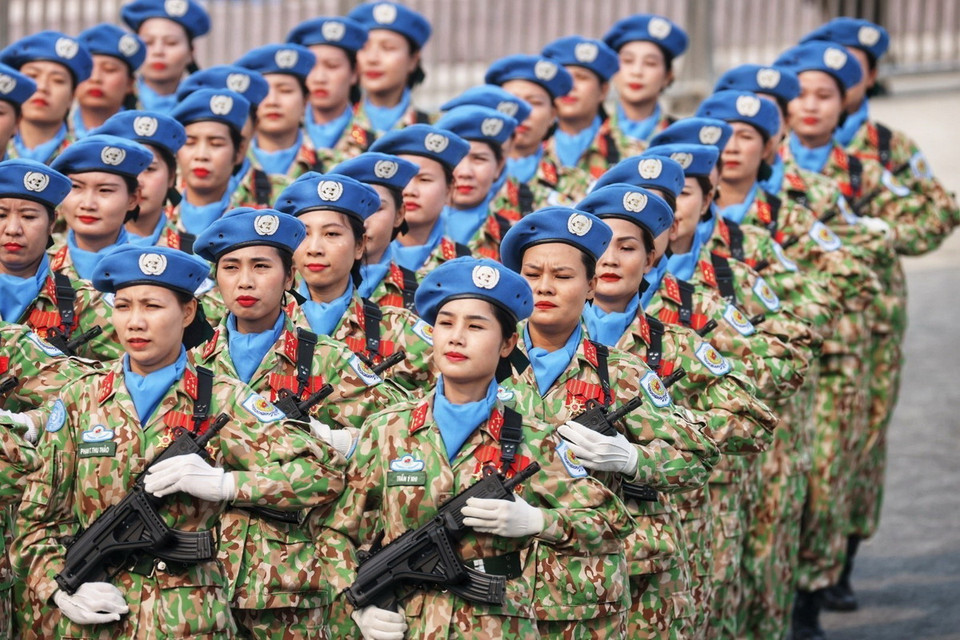 Màn diễu binh của Khối Nữ Lực lượng gìn giữ hòa bình. (Ảnh: Tuấn Anh/TTXVN)