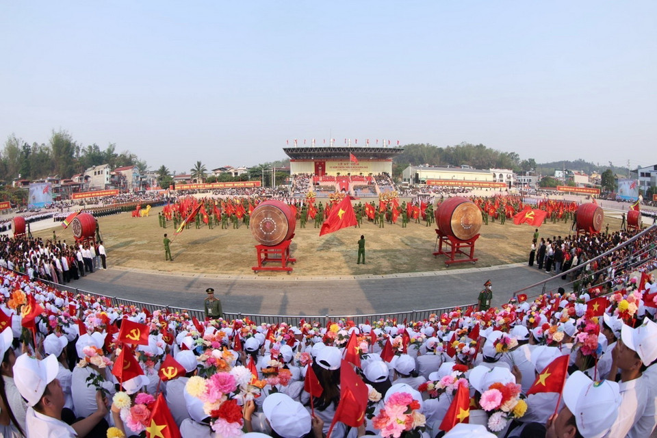 Tổng duyệt Lễ kỷ niệm 70 năm Chiến thắng Điện Biên Phủ trên sân vận động tỉnh Điện Biên. (Ảnh: Tuấn Anh/TTXVN)