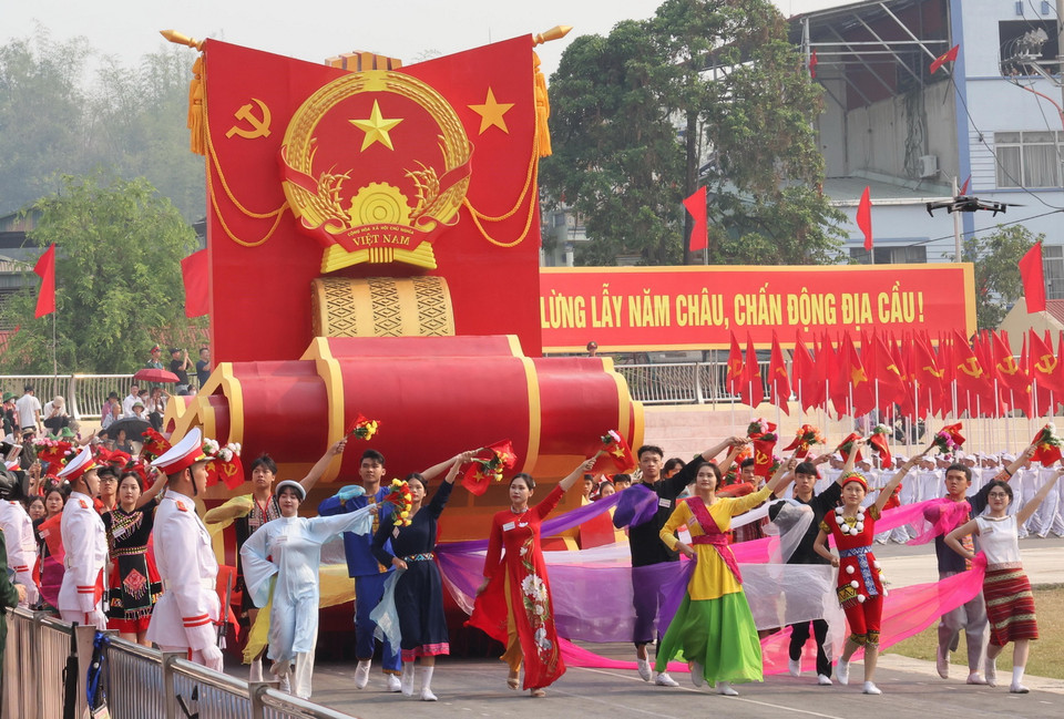 Biểu tượng Quốc huy Việt Nam tiến qua lễ đài. (Ảnh: Lâm Khánh/TTXVN)