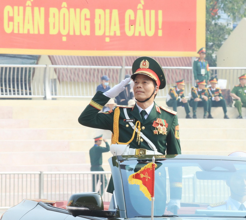 Trung tướng Nguyễn Trọng Bình, Phó Tổng Tham mưu trưởng Quân đội Nhân dân Việt Nam dẫn đầu lực lượng diễn binh của Quân đội tiến qua lễ đài. (Ảnh: Lâm Khánh/TTXVN)