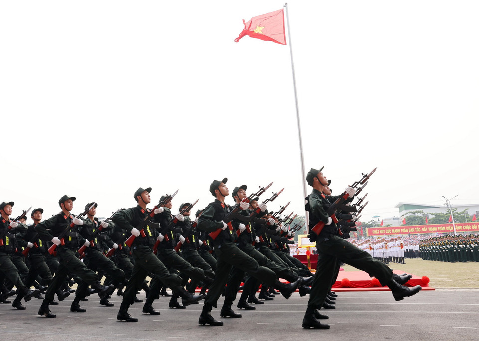 Đội hình lực lượng Cảnh sát Cơ động thuộc Bộ Công an, tiến qua lễ đài. (Ảnh: Lâm Khánh/TTXVN)