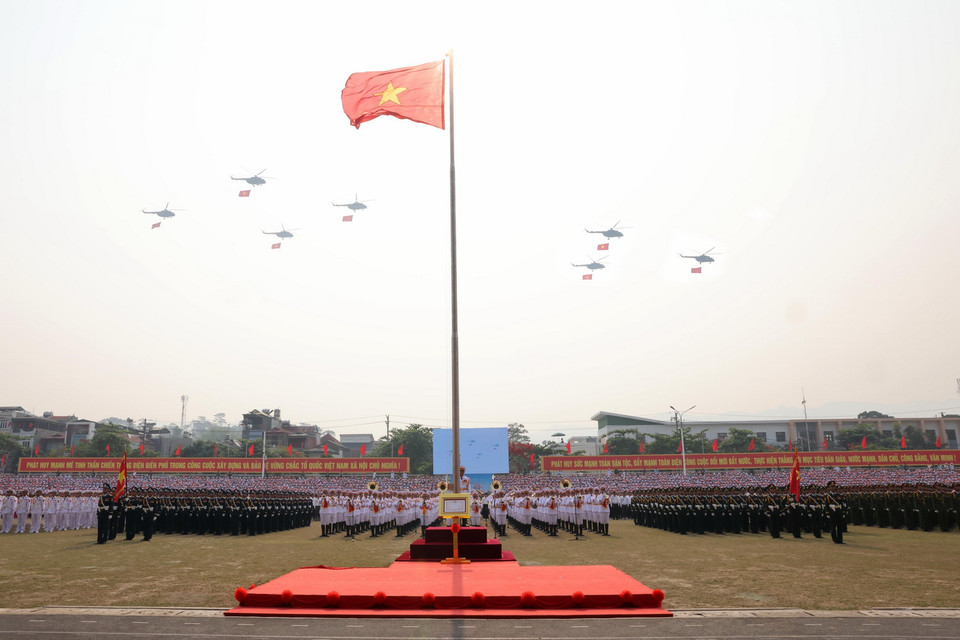 Đội hình trực thăng bay qua lễ đài. (Ảnh: Lâm Khánh/TTXVN)
