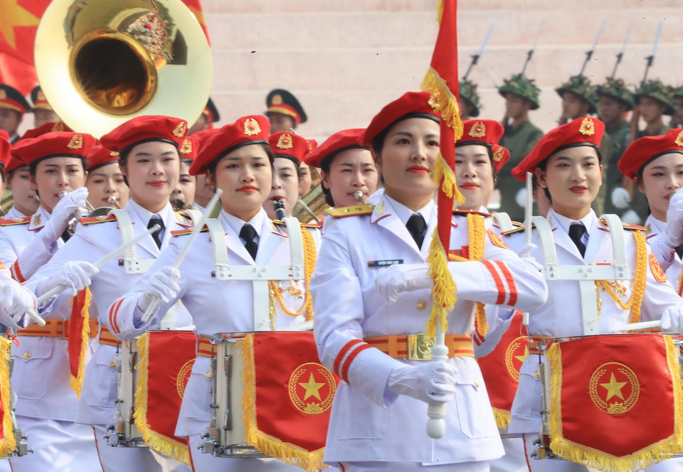 Đội hình lực lượng Nữ chiến sỹ Quân nhạc tiến qua lễ đài. (Ảnh: Lâm Khánh/TTXVN)