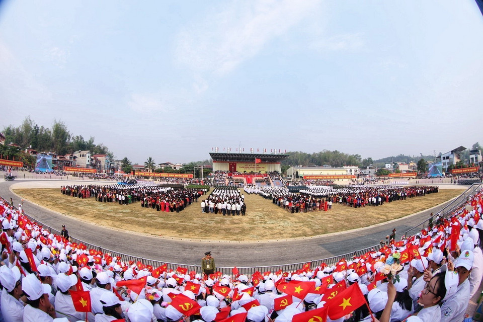 Tổng duyệt Lễ kỷ niệm 70 năm Chiến thắng Điện Biên Phủ trên sân vận động tỉnh Điện Biên. (Ảnh: Tuấn Anh/TTXVN)
