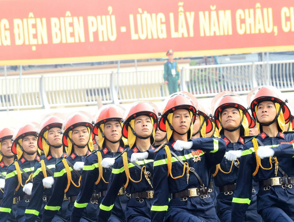 Đội hình lực lượng Cảnh sát Phòng cháy, chữa cháy và cứu nạn cứu hộ thuộc Bộ Công an, tiến qua lễ đài. (Ảnh: Lâm Khánh/TTXVN)