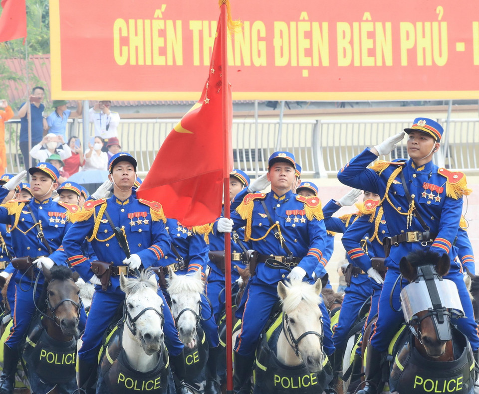 Đội hình lực lượng kỵ binh thuộc Bộ Công an, tiến qua lễ đài. (Ảnh: Lâm Khánh/TTXVN)