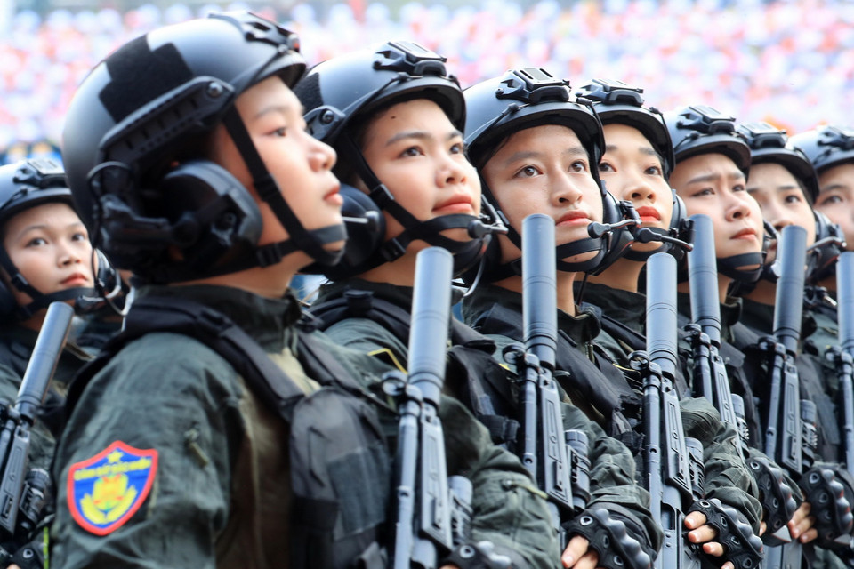 Đội hình lực lượng Nữ chiến sỹ Công an tiến qua lễ đài. (Ảnh: Lâm Khánh/TTXVN)