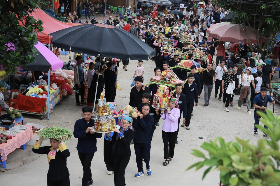 Phần lễ của chợ tình, người dân Khau Vai sẽ dâng lễ lên miếu Ông, miếu Bà như để nhớ về nguồn cội, những người khai đất khai hoang ra bản làng Khau Vai và để tôn vinh tình yêu lứa đôi. (Ảnh: Minh Quyết/TTXVN)