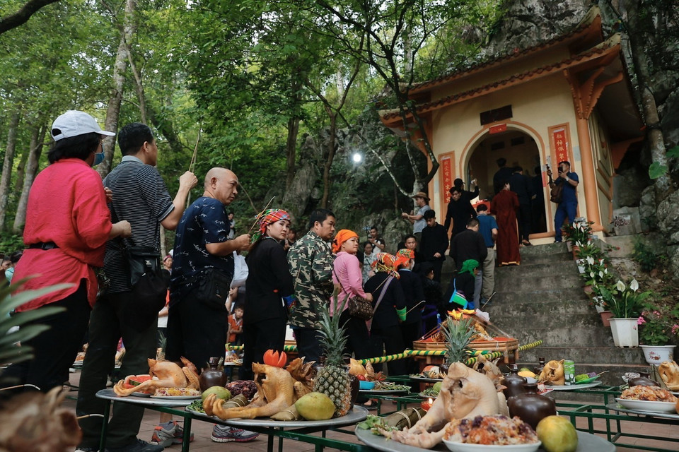 Dâng lễ tại miếu Ông. (Ảnh: Minh Quyết/TTXVN)