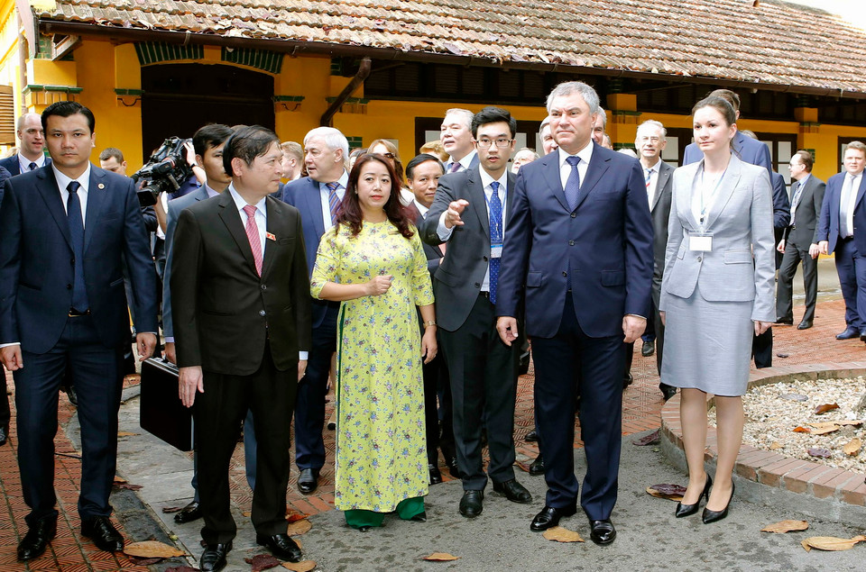 Chủ tịch Duma Quốc gia Liên bang Nga V.V.Volodin đi thăm quan Khu di tích Chủ tịch Hồ Chí Minh tại Phủ Chủ tịch. (Ảnh: Doãn Tấn/TTXVN)