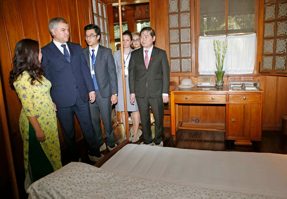 Chủ tịch Duma Quốc gia Liên bang Nga V.V.Volodin đi thăm quan Khu di tích Chủ tịch Hồ Chí Minh tại Phủ Chủ tịch. (Ảnh: Doãn Tấn/TTXVN)