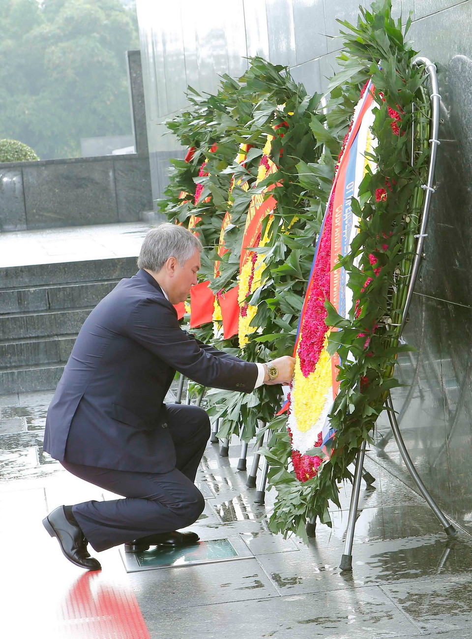 Chủ tịch Duma Quốc gia Liên bang Nga V.V.Volodin đến đặt vòng và vào Lăng viếng Chủ tịch Hồ Chí Minh. (Ảnh: Doãn Tấn/TTXVN)