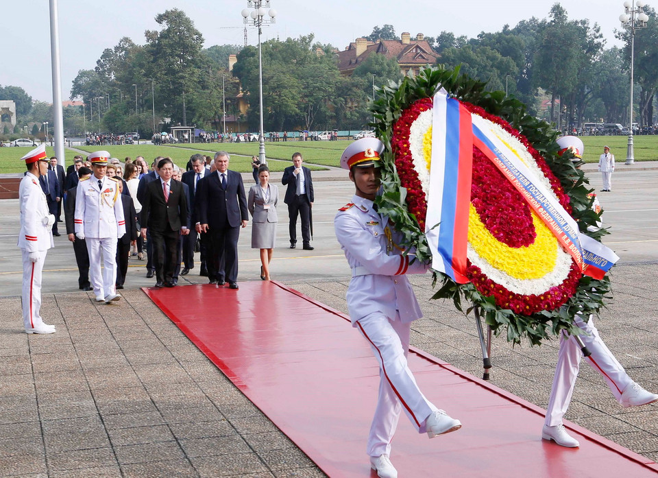 Chủ tịch Duma Quốc gia Liên bang Nga V.V.Volodin đến đặt vòng và vào Lăng viếng Chủ tịch Hồ Chí Minh. (Ảnh: Doãn Tấn/TTXVN)