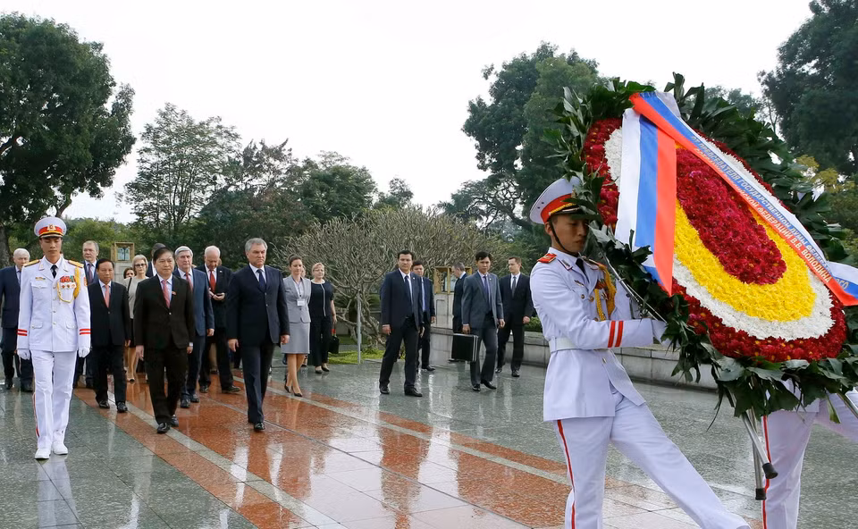 Chủ tịch Duma Quốc gia Liên bang Nga V.V.Volodin đến đặt vòng hoa tại Đài tưởng niệm các Anh hùng liệt sỹ. (Ảnh: Doãn Tấn/TTXVN)