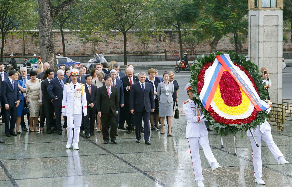Chủ tịch Duma Quốc gia Liên bang Nga V.V.Volodin đến đặt vòng hoa tại Đài tưởng niệm các Anh hùng liệt sỹ. (Ảnh: Doãn Tấn/TTXVN)