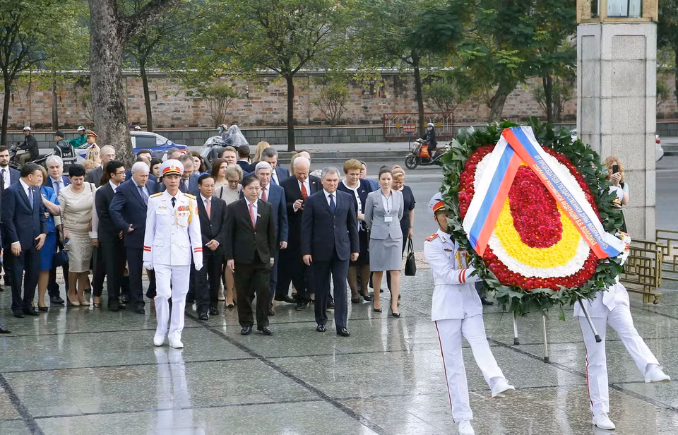 Chủ tịch Duma Quốc gia Liên bang Nga V.V.Volodin đến đặt vòng hoa tại Đài tưởng niệm các Anh hùng liệt sỹ. (Ảnh: Doãn Tấn/TTXVN)