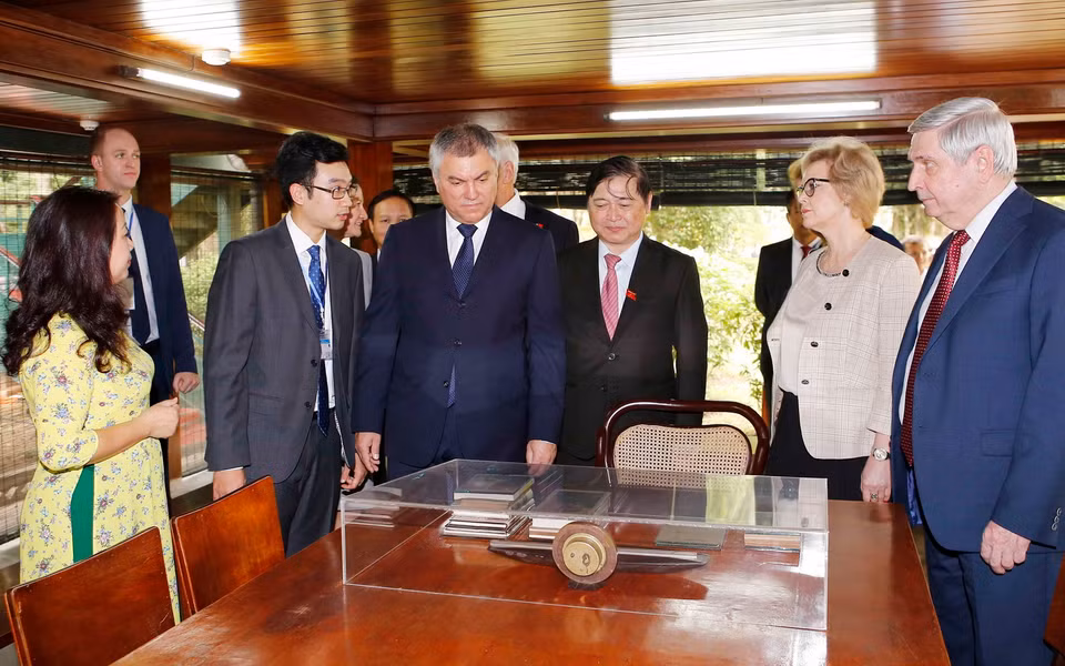 Chủ tịch Duma Quốc gia Liên bang Nga V.V.Volodin đi thăm quan Khu di tích Chủ tịch Hồ Chí Minh tại Phủ Chủ tịch. (Ảnh: Doãn Tấn/TTXVN)