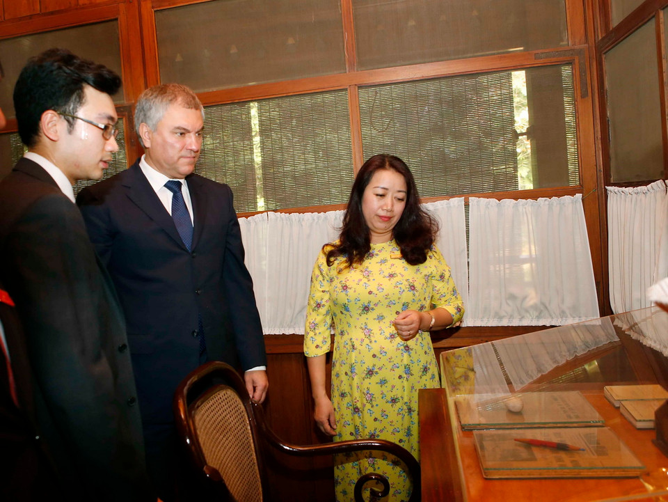 Chủ tịch Duma Quốc gia Liên bang Nga V.V.Volodin đi thăm quan Khu di tích Chủ tịch Hồ Chí Minh tại Phủ Chủ tịch. (Ảnh: Doãn Tấn/TTXVN)