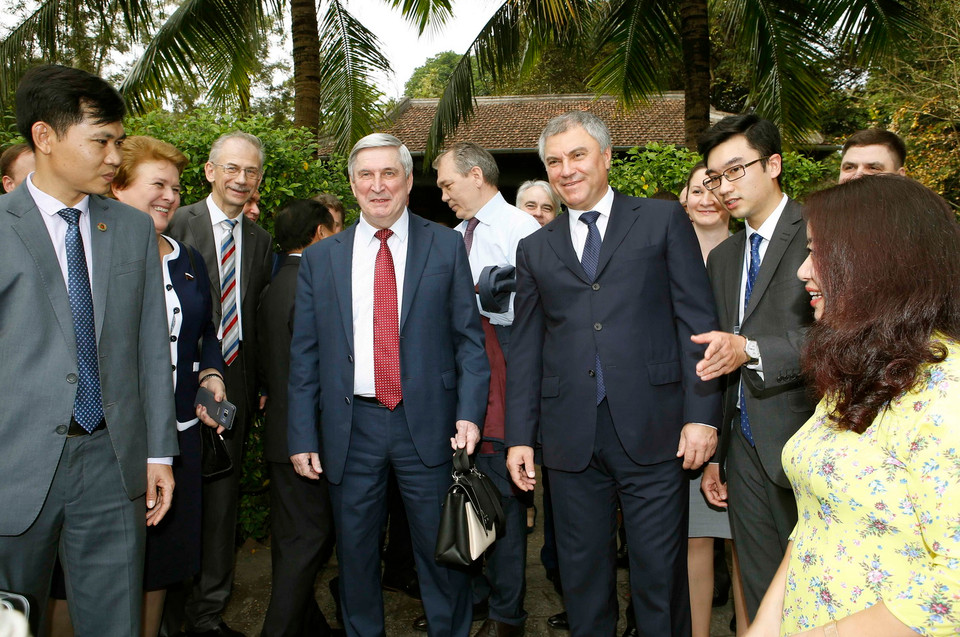 Chủ tịch Duma Quốc gia Liên bang Nga V.V.Volodin đi thăm quan Khu di tích Chủ tịch Hồ Chí Minh tại Phủ Chủ tịch. (Ảnh: Doãn Tấn/TTXVN)