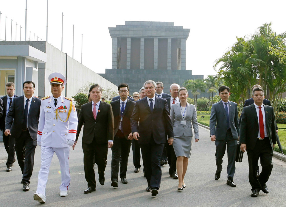 Chủ tịch Duma Quốc gia Liên bang Nga V.V.Volodin đến đặt vòng và vào Lăng viếng Chủ tịch Hồ Chí Minh. (Ảnh: Doãn Tấn/TTXVN)