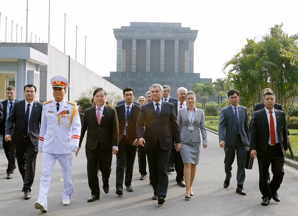 Chủ tịch Duma Quốc gia Liên bang Nga V.V.Volodin đến đặt vòng và vào Lăng viếng Chủ tịch Hồ Chí Minh. (Ảnh: Doãn Tấn/TTXVN)