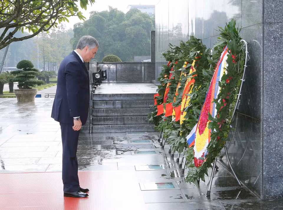 Chủ tịch Duma Quốc gia Liên bang Nga V.V.Volodin đến đặt vòng và vào Lăng viếng Chủ tịch Hồ Chí Minh. (Ảnh: Doãn Tấn/TTXVN)