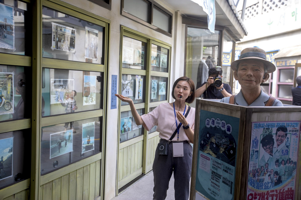  Một Hướng dẫn viên đang giới thiệu về Làng văn hóa cá Voi ở Ulsan, Hàn Quốc. (Ảnh: Anh Nguyên/TTXVN)