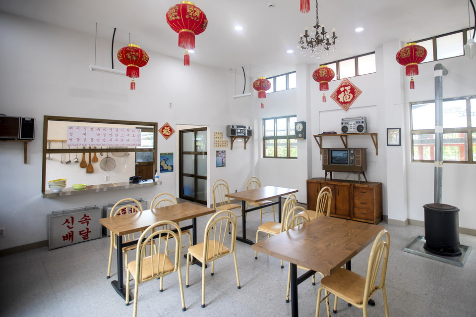  Không gian trong quán ăn của người dân Làng Jangsaengpo trong những năm 1980. (Ảnh: Anh Nguyên/TTXVN)