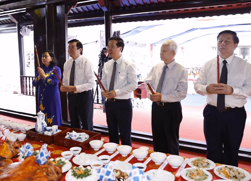 Chủ tịch nước Võ Văn Thưởng dâng hương tại Lễ giỗ các anh hùng liệt sỹ, chiến sỹ cách mạng, đồng bào yêu nước hy sinh tại Côn Đảo. (Ảnh: Thống Nhất/TTXVN)