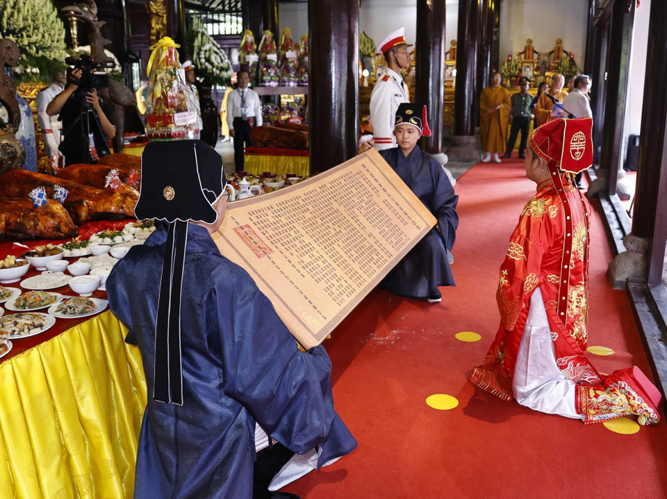 Lễ giỗ các anh hùng liệt sỹ, chiến sỹ cách mạng, đồng bào yêu nước hy sinh tại huyện Côn Đảo. (Ảnh: Thống Nhất/TTXVN)