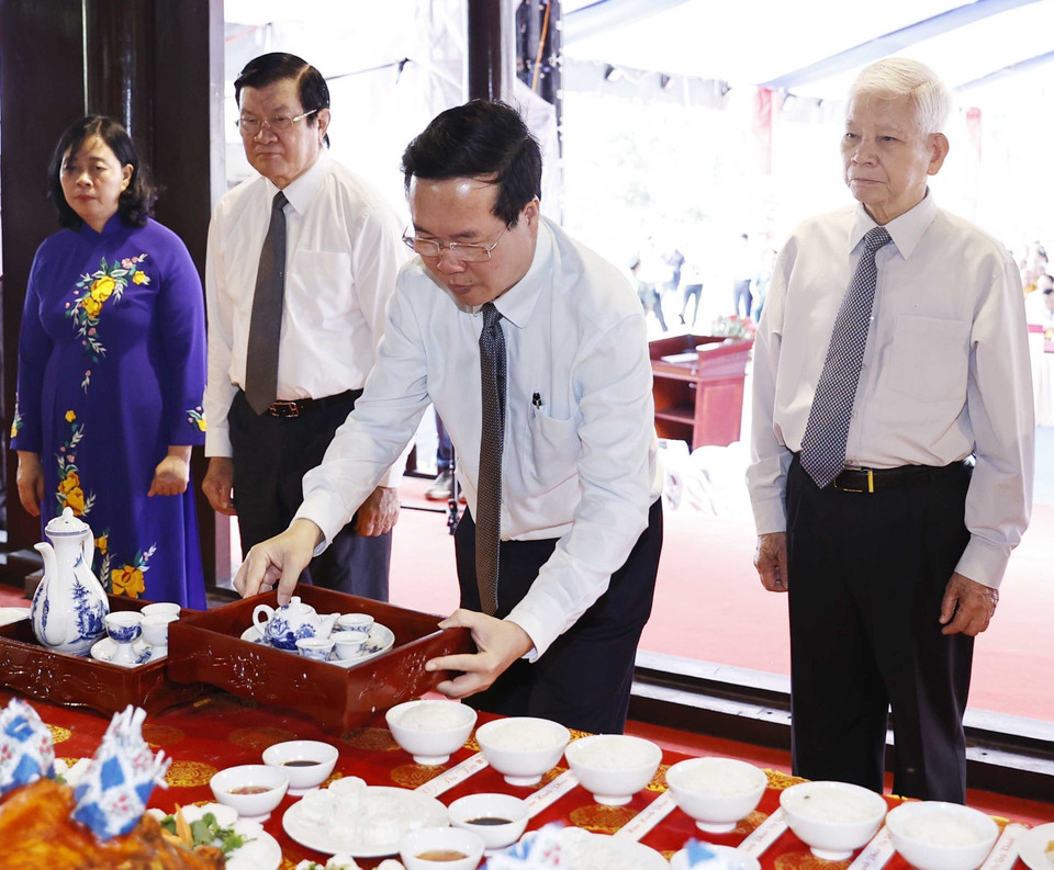 Chủ tịch nước Võ Văn Thưởng dự Lễ giỗ các anh hùng liệt sỹ, chiến sỹ cách mạng, đồng bào yêu nước hy sinh tại Côn Đảo. (Ảnh: Thống Nhất/TTXVN)