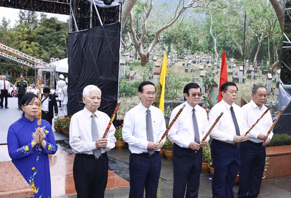 Chủ tịch nước Võ Văn Thưởng và các lãnh đạo, nguyên lãnh đạo Đảng, Nhà nước dâng hương tại Nghĩa trang Hàng Dương. (Ảnh: Thống Nhất/TTXVN)