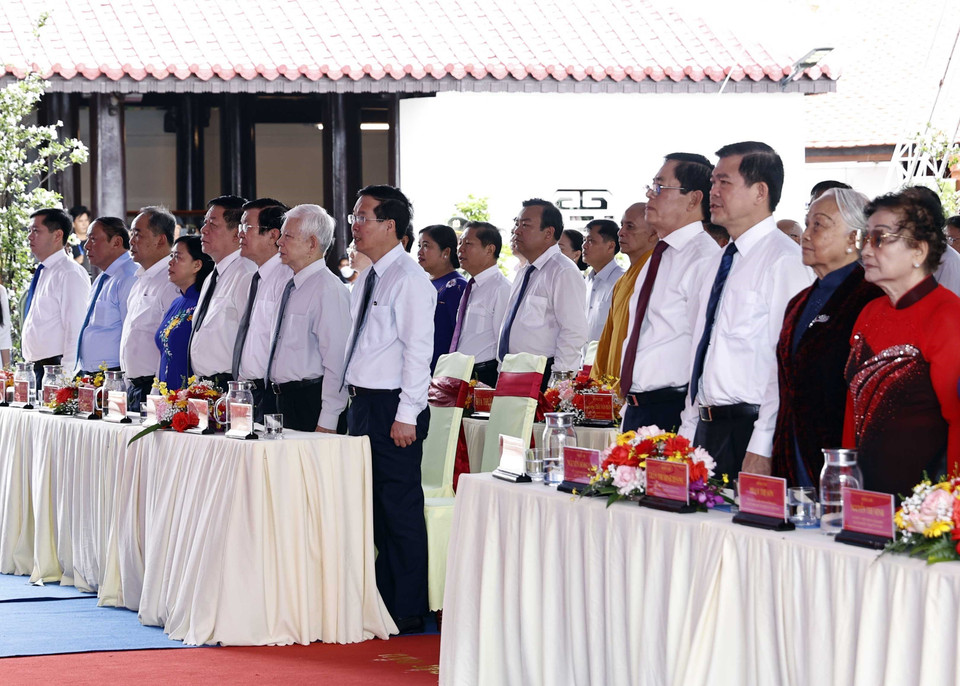 Chủ tịch nước Võ Văn Thưởng và các đại biểu dự Lễ giỗ các anh hùng liệt sỹ, chiến sỹ cách mạng, đồng bào yêu nước hy sinh tại Côn Đảo. (Ảnh: Thống Nhất/TTXVN)