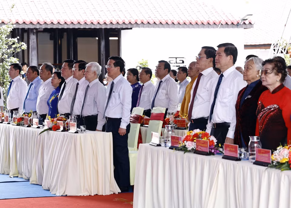Chủ tịch nước Võ Văn Thưởng và các đại biểu dự Lễ giỗ các anh hùng liệt sỹ, chiến sỹ cách mạng, đồng bào yêu nước hy sinh tại Côn Đảo. (Ảnh: Thống Nhất/TTXVN)