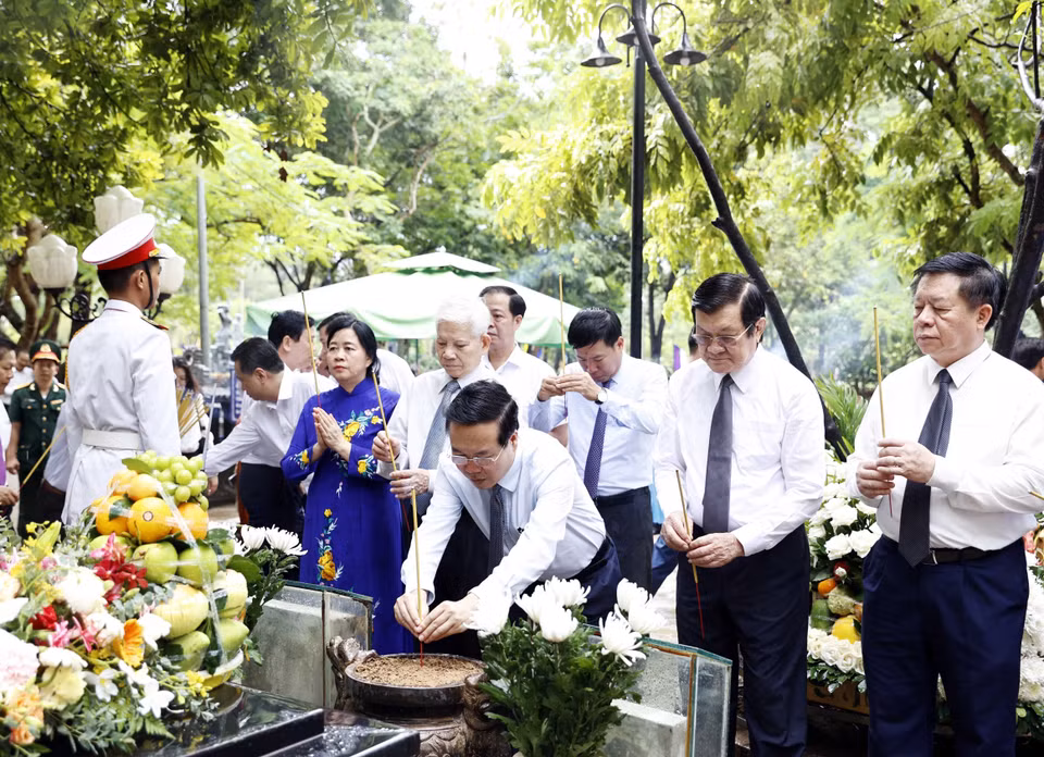 Chủ tịch nước Võ Văn Thưởng dâng hương tại phần mộ Liệt sỹ, Anh hùng Lực lượng Vũ trang Nhân dân Võ Thị Sáu tại Nghĩa trang Hàng Dương. (Ảnh: Thống Nhất/TTXVN)