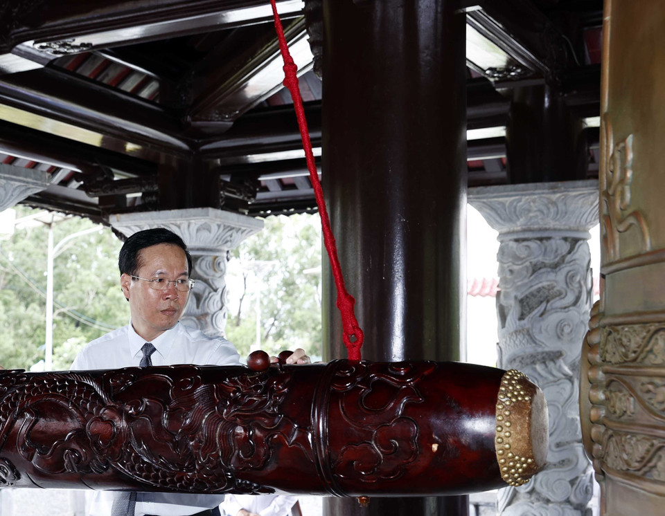 Chủ tịch nước Võ Văn Thưởng thỉnh chuông khai lễ giỗ. (Ảnh: Thống Nhất/TTXVN)