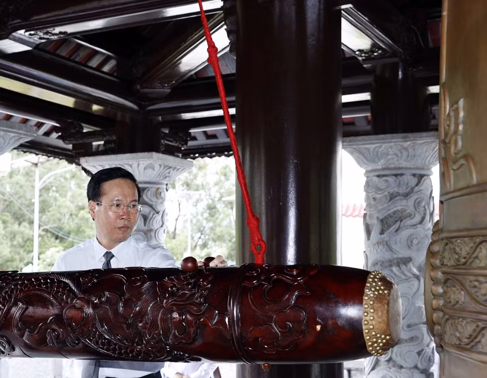 Chủ tịch nước Võ Văn Thưởng thỉnh chuông khai lễ giỗ. (Ảnh: Thống Nhất/TTXVN) 