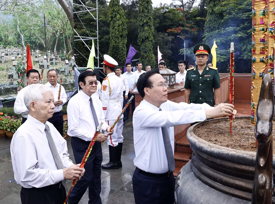 Chủ tịch nước Võ Văn Thưởng cùng các lãnh đạo, nguyên lãnh đạo Đảng, Nhà nước dâng hương tại Nghĩa trang Hàng Dương. (Ảnh: Thống Nhất/TTXVN) 