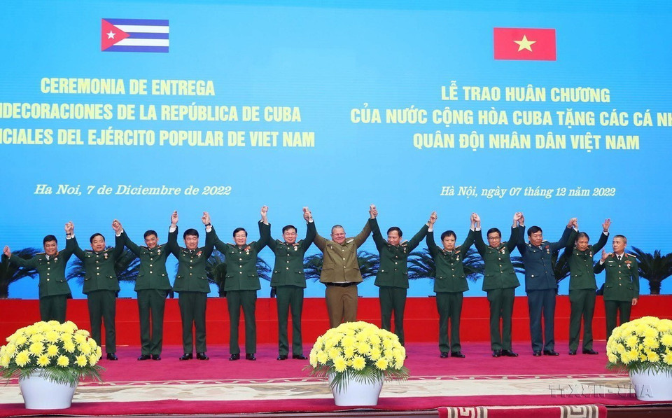 Lễ trao Huân chương của nước Cộng hòa Cuba tặng các lãnh đạo, nguyên lãnh đạo Quân đội Nhân dân Việt Nam, tại Hà Nội năm 2022. (Ảnh: Trọng Đức/TTXVN)
