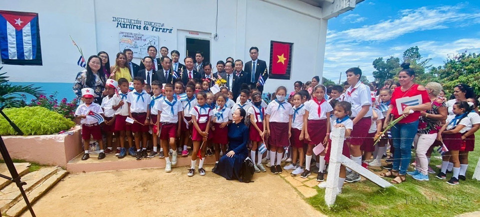 Đoàn công tác Đảng, chính quyền và doanh nghiệp tỉnh Bình Dương thăm trường tiểu học Mártires de Tarará (Những Liệt sỹ vùng Tarará) và làng Bến Tre năm 2022. (Ảnh: Mai Phương/TTXVN)