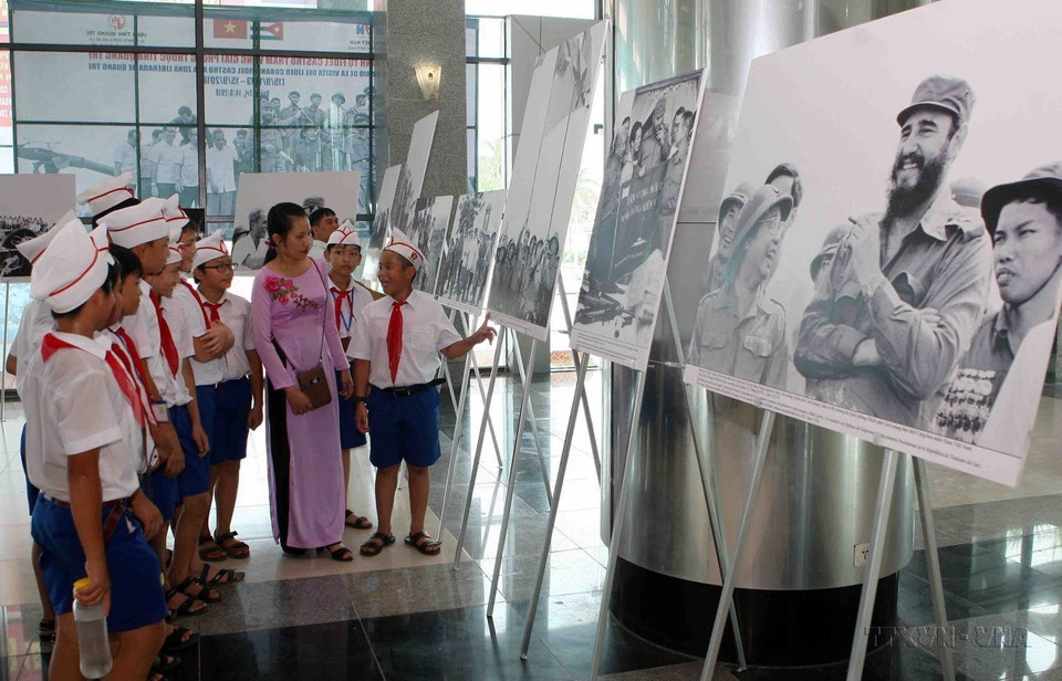 Học sinh Quảng Trị tham quan trưng bày triển lãm ảnh nhân kỷ niệm 45 năm lãnh tụ Cuba Fidel Castro thăm vùng giải phóng miền Nam Việt Nam năm 2018. (Ảnh: Thanh Tùng/TTXVN)