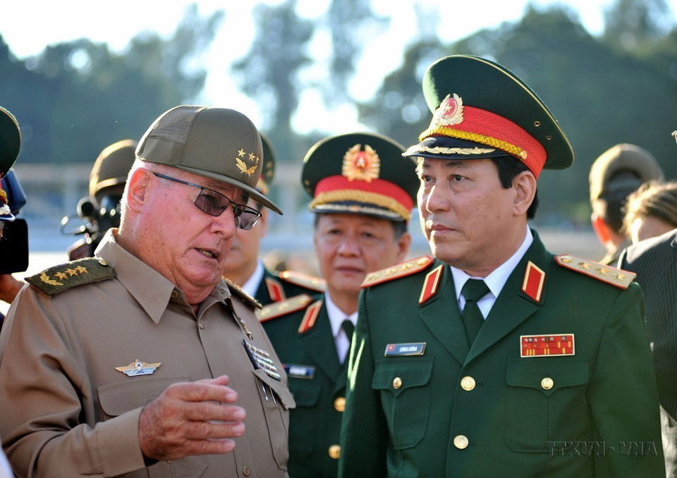 Thượng tướng Álvaro López Miera, Ủy viên Bộ Chính trị, Thứ trưởng thứ nhất, Tổng Tham mưu trưởng các Lực lượng Vũ trang Cách mạng Cuba đón Thượng tướng Lương Cường sang thăm và làm việc tại Cuba năm 2018. (Ảnh: Vũ Lê Hà/TTXVN)