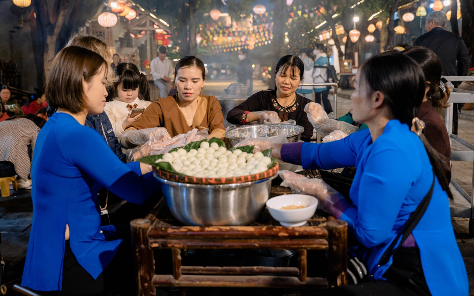 Hướng dẫn du khách trải nghiệm làm bánh trôi. (Ảnh: Thùy Dung/TTXVN)