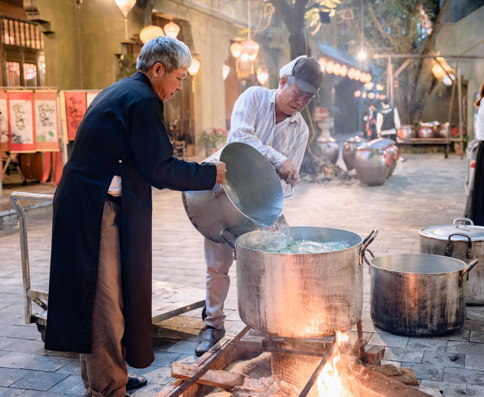 Thực hiện công đoạn luộc bánh chưng. (Ảnh: Thùy Dung/TTXVN)