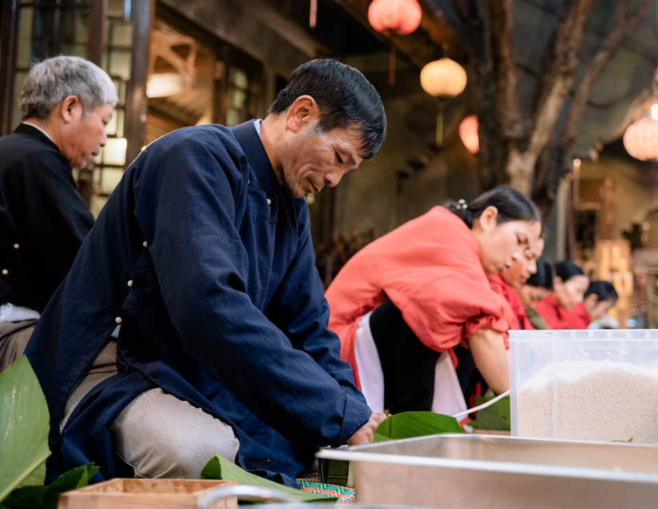 Tái hiện lại các công đoạn trong hoạt động làm bánh chưng Tết của người Việt. (Ảnh: Thùy Dung/TTXVN)