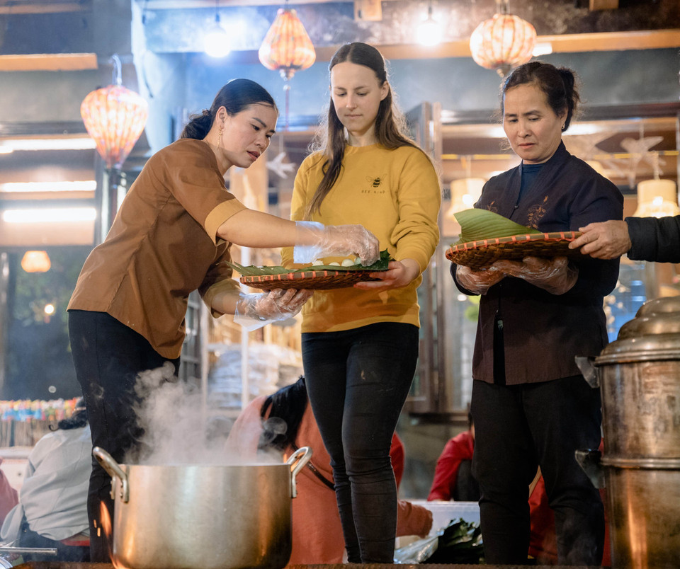 Du khách trải nghiệm làm bánh trôi. (Ảnh: Thùy Dung/TTXVN)