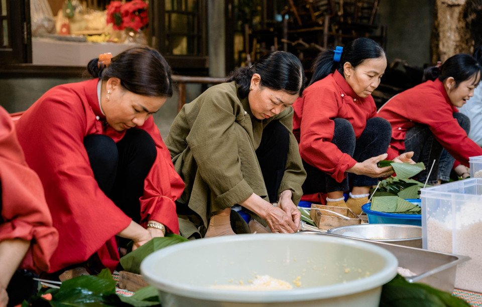  Đến với không gian văn hóa này, du khách được trực tiếp trải nghiệm, hòa mình vào đời sống phong tục, tập quán đặc sắc văn hoá xưa để làm và nấu các loại bánh truyền thống. (Ảnh: Thùy Dung/TTXVN)