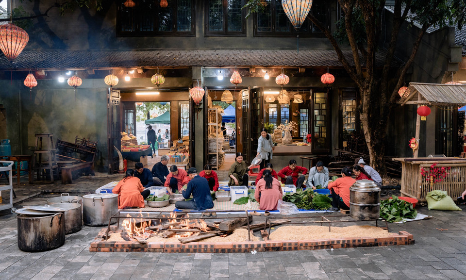 Nhằm tái hiện không gian Tết Việt truyền thống của dân tộc một cách đặc sắc, vừa qua, Phố cổ Hoa Lư, tỉnh Ninh Bình, đã tổ chức phục dựng lại cuộc sống sinh hoạt dịp Tết của người dân với các hoạt động văn hóa, ẩm thực truyền thống, đưa du khách trở về với không gian ký ức xưa cũ gần gũi, hết sức dung dị và mộc mạc, để mỗi người hướng về những giá trị truyền thống tốt đẹp. Trong ảnh: Tái hiện lại các công đoạn trong hoạt động làm bánh chưng Tết của người Việt. (Ảnh: Thùy Dung/TTXVN)